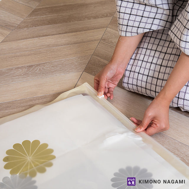きものキーパー 大切なきものをきれいに保管できる保管袋です。保護フィルムの三層構造で作られており着物を守ります。