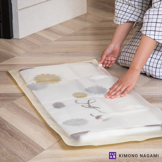 きものキーパー 大切なきものをきれいに保管できる保管袋です。保護フィルムの三層構造で作られており着物を守ります。