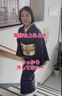【着付け師直伝】着物で階段を上るときの正しい所作とは？裾を汚さない「上前」の押さえ方＆コツ👘